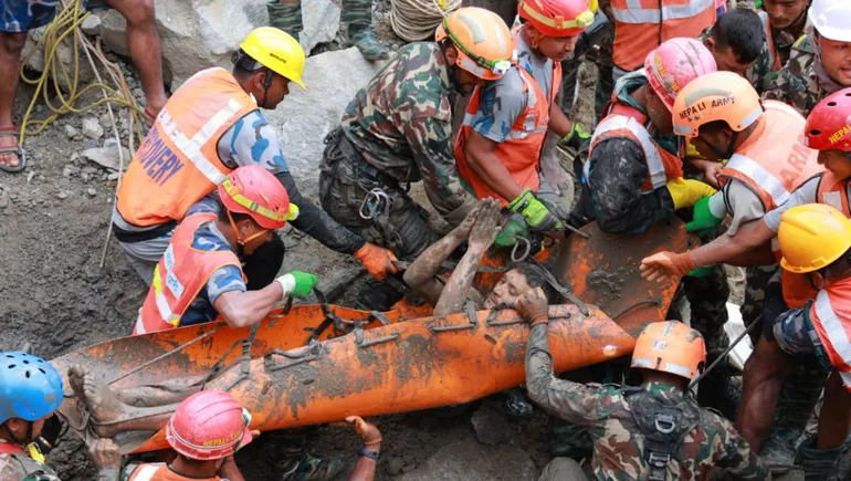 Rescataron con vida a dos trabajadores que estuvieron diez días atrapados bajo el barro en Nepal Rescataron con vida a dos trabajadores que estuvieron diez días atrapados bajo el barro en Nepal