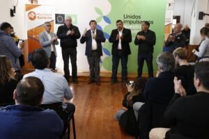 Weretilneck firmó en Bariloche, avances para la transformación de la Ruta 82 y la red de agua en Vallegas