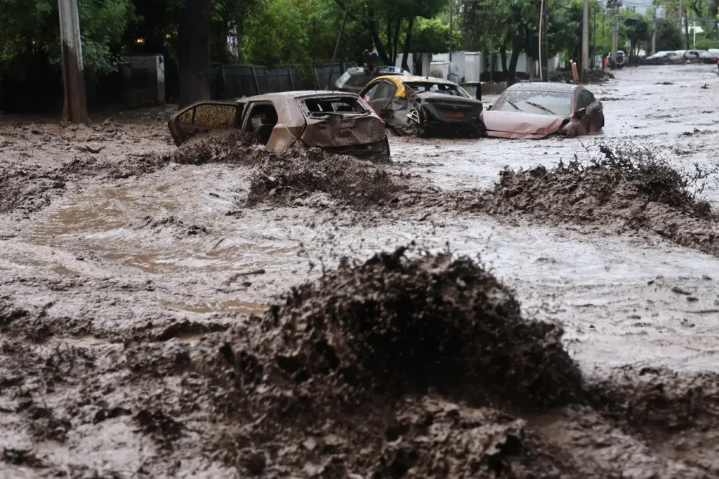 Violento aluvión en Santiago de Chile: autos arrastrados, calles inundadas y alerta roja en diez comunas