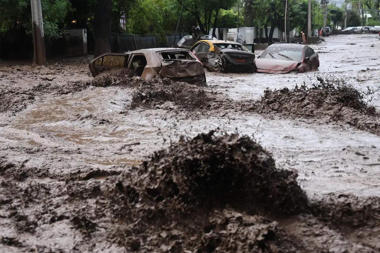 Violento aluvión en Santiago de Chile: autos arrastrados, calles inundadas y alerta roja en diez comunas