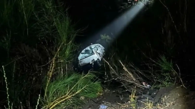 Impactante accidente en Covisal: un Bora desbarrancó por la ladera y su conductor sobrevivió