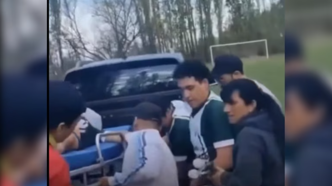 Un futbolista sufrió tres paros cardíacos en pleno partido en Neuquén y está en estado crítico Un futbolista sufrió tres paros cardíacos en pleno partido en Neuquén y está en estado crítico