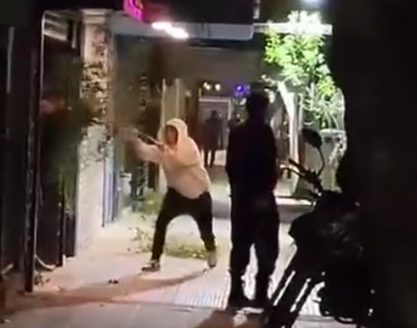 Violencia en un boliche de Neuquén: arrancaron árboles de la vereda y los arrojaron contra la seguridad