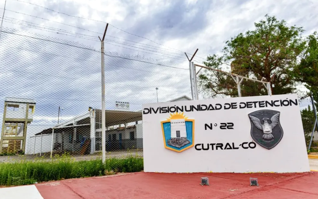 Tensión en la U22 de Cutral Co: internos golpearon puertas y arrojaron objetos durante una protesta Tensión en la U22 de Cutral Co: internos golpearon puertas y arrojaron objetos durante una protesta