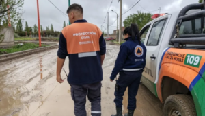 Alerta amarilla en Cipolletti: reforzaron la limpieza de desagües y bocas de tormenta en distintos barrios