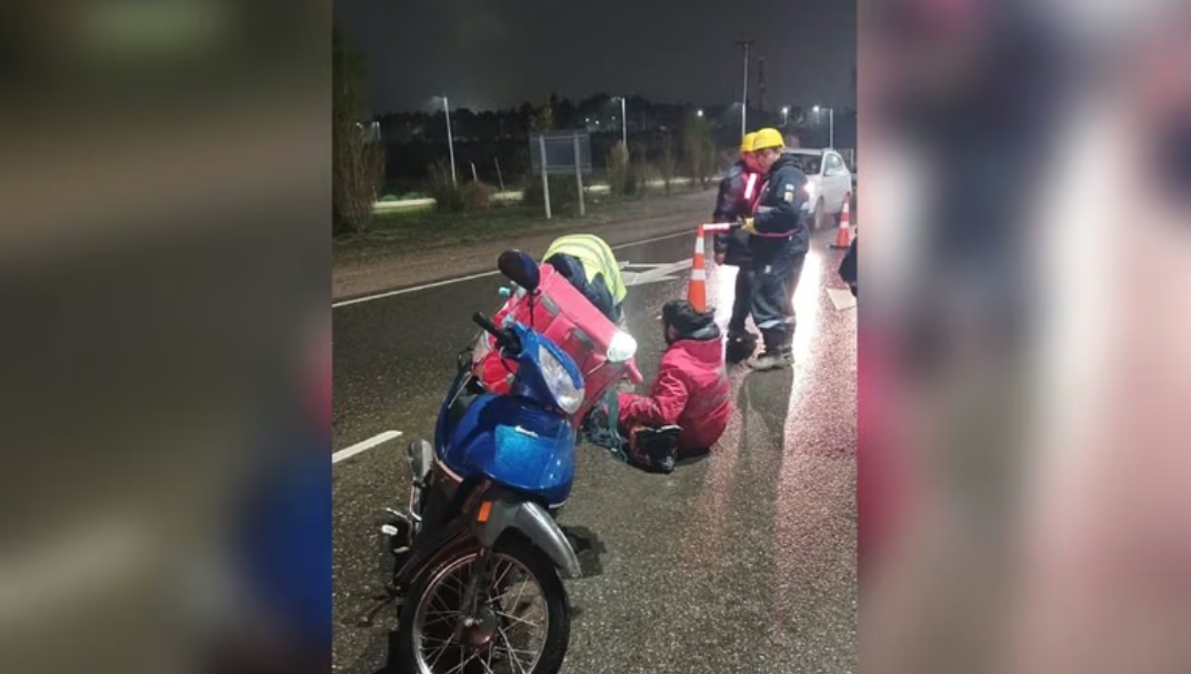 Choque entre un auto y una moto de delivery en la avenida Raúl Alfonsín: hubo demoras