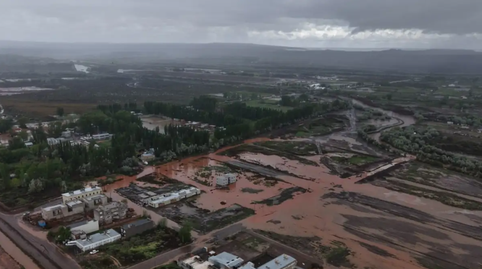 Suspendieron las clases en Añelo tras el temporal: cómo están las rutas y cuáles son los teléfonos de emergencia