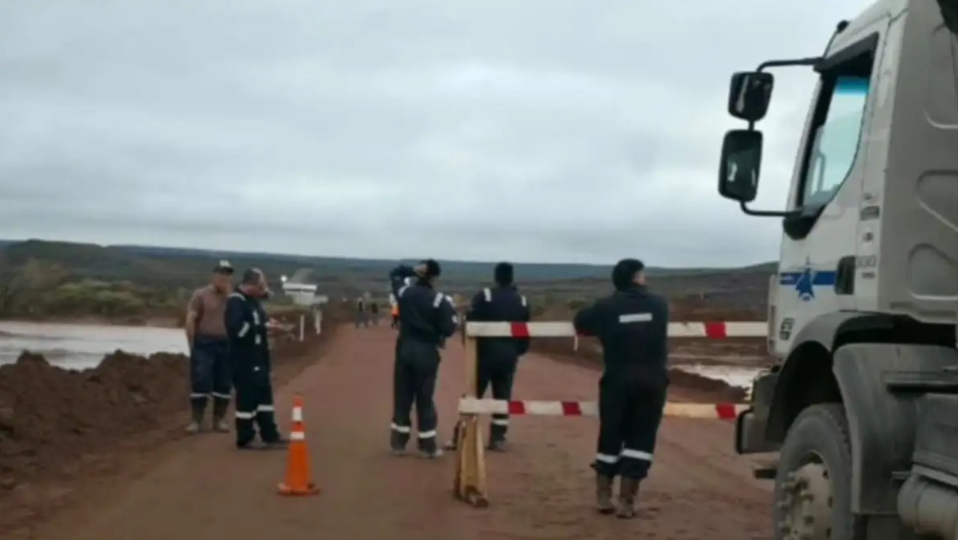 La Ruta 5 sigue totalmente cortada por la crecida del arroyo Carranza