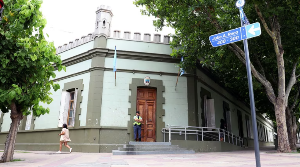 Tolerancia cero en Neuquén: despidieron a otros cinco empleados estatales por ausencias injustificadas