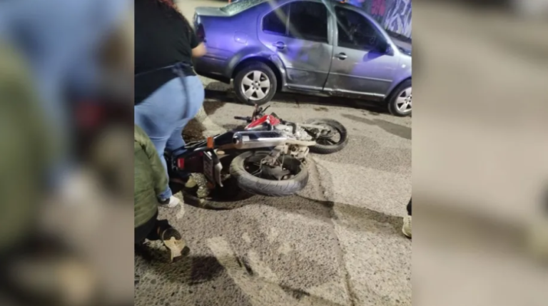 Murió una joven tras un choque entre dos motos y un auto en el centro de Roca: hay otro herido en estado crítico