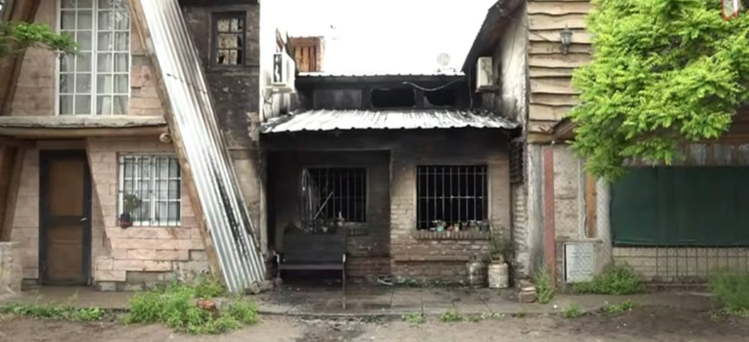 Un incendio destruyó la planta baja de una casa en Neuquén: una familia logró salir ilesa Un incendio destruyó la planta baja de una casa en Neuquén: una familia logró salir ilesa