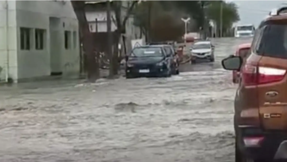 Temporal en Zapala: calles inundadas, suspensión de clases y corte en la Ruta 5