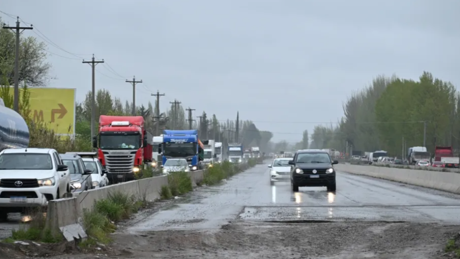 Puente 83, el cuello de botella de la Ruta 22: las demoras cuestan casi US$ 50.000 por día