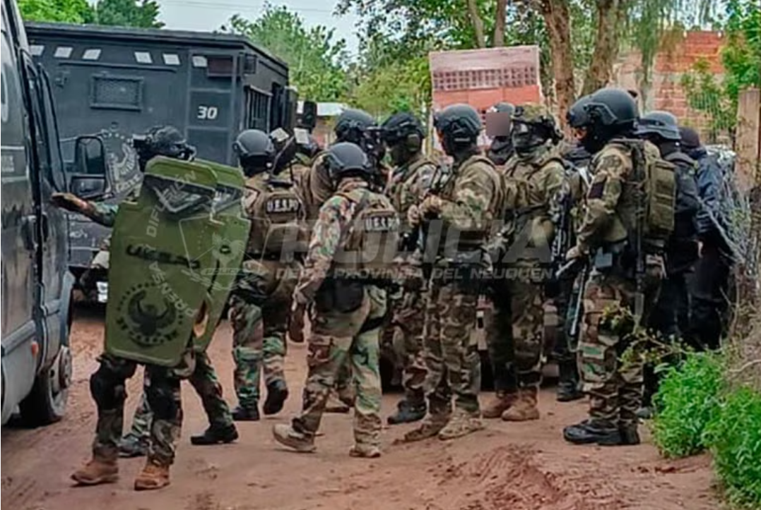 Cuatro allanamientos en Centenario por abuso de armas: un detenido y un cultivo de marihuana secuestrado Cuatro allanamientos en Centenario por abuso de armas: un detenido y un cultivo de marihuana secuestrado