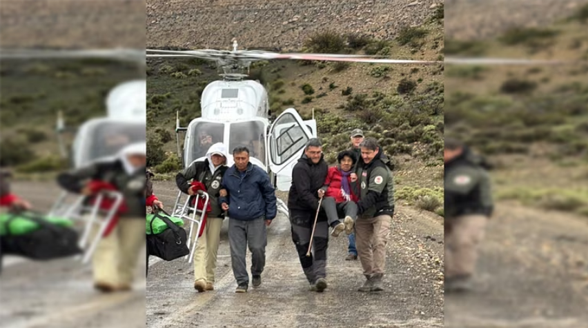 Un intendente coordinó el rescate en helicóptero de dos hermanos de 76 y 90 años que quedaron aislados por el temporal en Neuquén