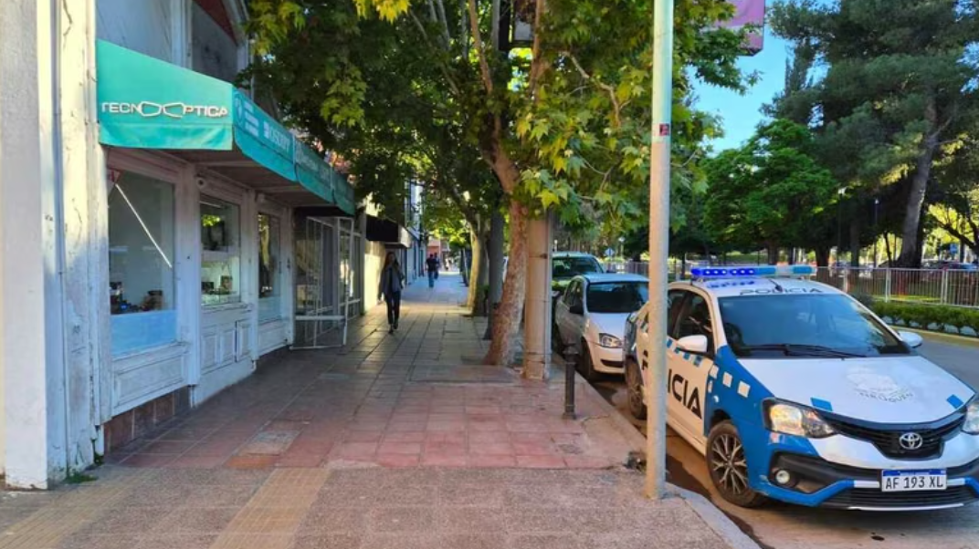 Rompieron la vidriera de una óptica en pleno centro neuquino durante una pelea callejera Rompieron la vidriera de una óptica en pleno centro neuquino durante una pelea callejera