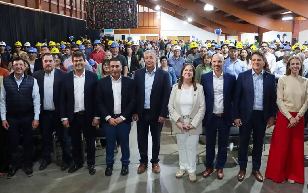 Figueroa lanzó el Plan Comunidad en Obra: invertirán más de .000 millones en 57 localidades Figueroa lanzó el Plan Comunidad en Obra: invertirán más de .000 millones en 57 localidades