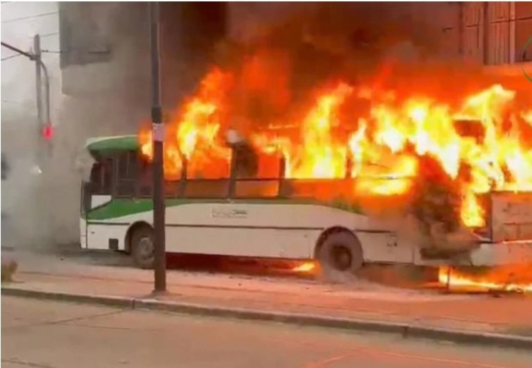 Berazategui: se incendió un colectivo de la línea 219 y los pasajeros lograron escapar antes de que las llamas lo consumieran