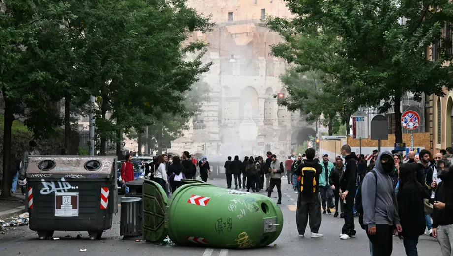 Italia: la Policía reprimió una masiva huelga contra el costo de vida y utilizó cañones de agua en las protestas
