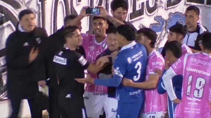 Escándalo en All Boys-Godoy Cruz: le mostraron un celular a Lamolina y anuló el penal