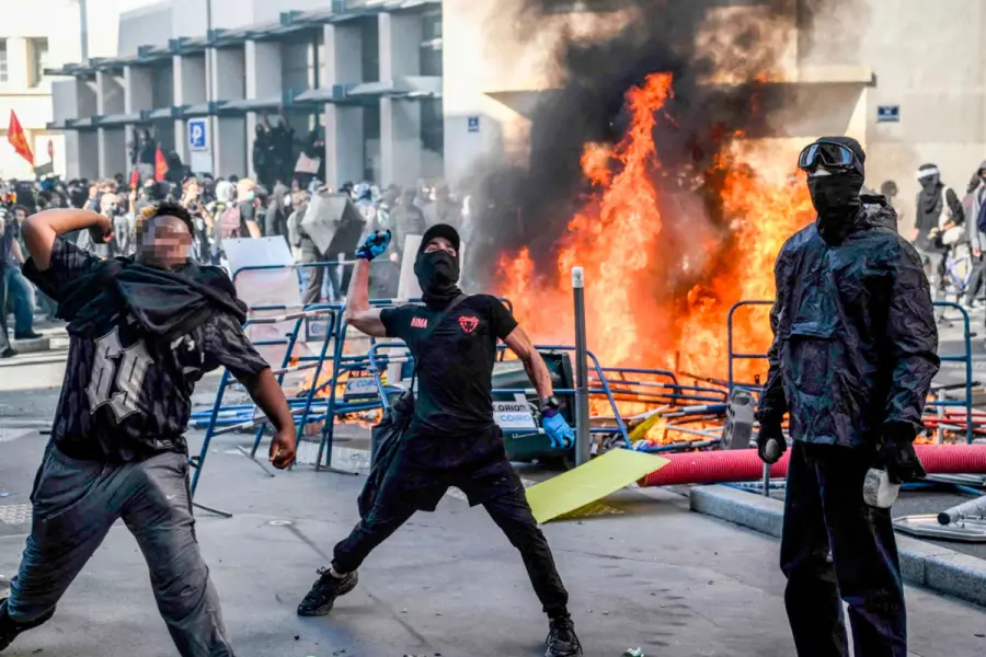 Francia contabiliza los daños: 2.400 detenidos y cientos de comercios saqueados tras una ola de violentos disturbios