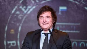 Milei quedó 14° en el ranking regional de presidentes y registró una leve mejora de imagen