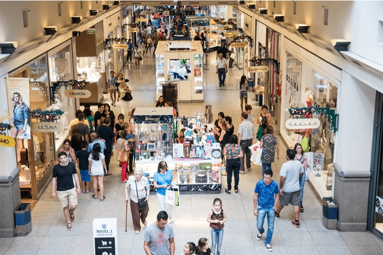 La confianza del consumidor volvió a subir en octubre, pero aún no alcanza el nivel de 2025