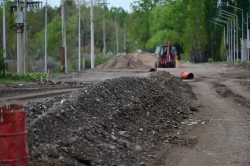 Mejora vial en el sureste con el avance la pavimentación de la calle El Chocón como troncal estratégica