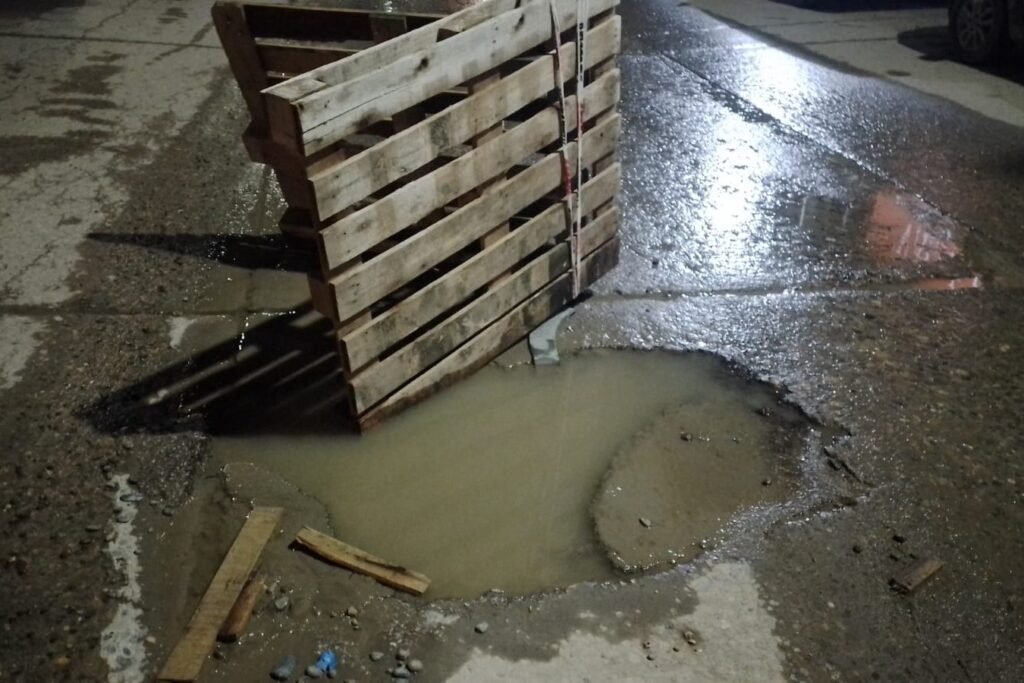 Roca labró 19 actas a ARSA por pérdidas de agua, desbordes cloacales y falta de señalización