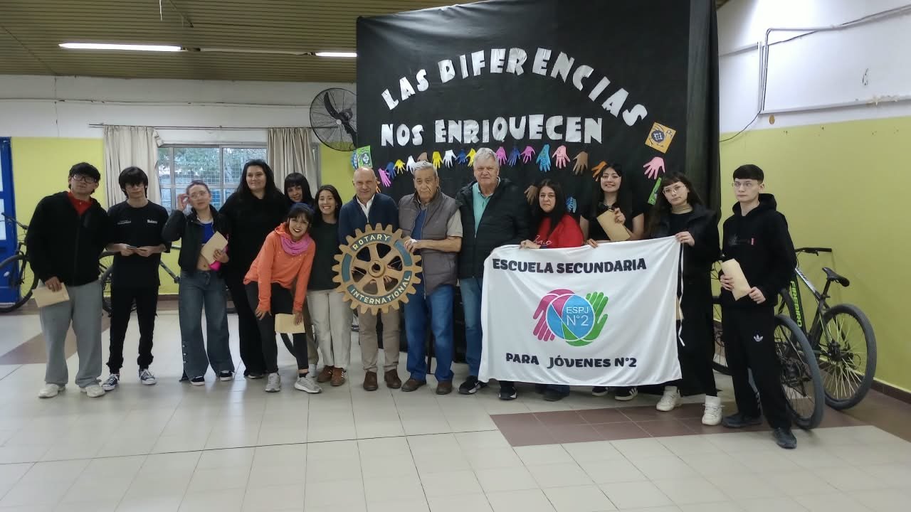 Rotary Club Viedma entregó lentes de aumento a estudiantes de una escuela secundaria