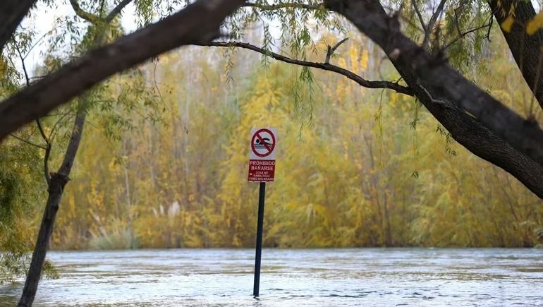 Crecida y prevención: cierran sectores de la costa en Neuquén por la marcada suba en el caudal de los ríos